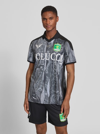 Männermodel trägt Regular Fit T-Shirt mit V-Ausschnitt von COLUCCI, schwarz-graues Muster, Logo-Print, Motiv-Patch, Kurzarm, Ganzkörperansicht von vorne.