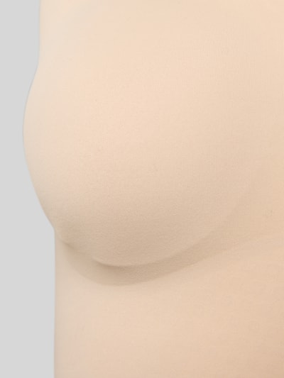Frauenmodel trägt Slim Fit Top mit V-Ausschnitt Modell 'Invisible' von Schiesser z elastycznej mieszanki materiałów w kolorze beżowym, Ganzkörperansicht von vorne.