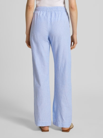 Frauenmodel trägt Stoffhose mit Streifenmuster und elastischem Bund von Neo Noir aus Reine Baumwolle, Relaxed-Fit, Ganzkörperansicht Rückansicht.