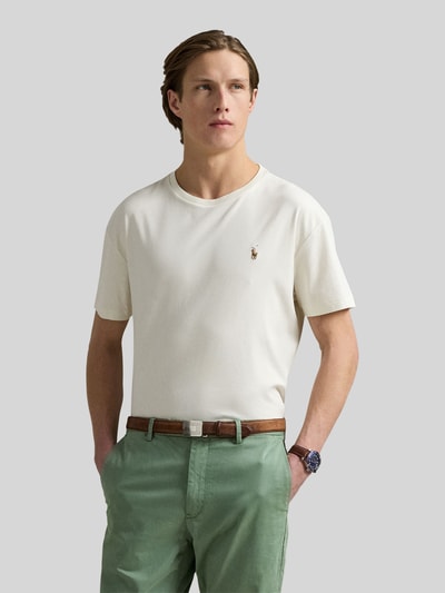 Männermodel trägt Regular Fit T-Shirt aus reiner Baumwolle von Polo Ralph Lauren in Unifarbe mit Logo-Stitching, Ganzkörperansicht von vorne.
