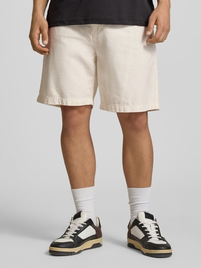 Männermodel trägt Relaxed Fit Chinoshorts aus Baumwoll-Leinen-Mix von Pepe Jeans, Optik: Unifarben, Ganzkörperansicht von vorne.