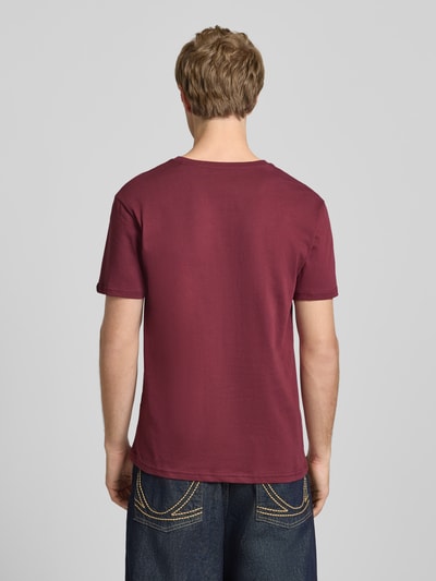 Mannenmodel draagt T-Shirt met Logo und Rundhalsausschnitt van Alpha Industries in bordeaux, katoen, regular fit, ruglengte 68 cm, volledige rugaanzicht.