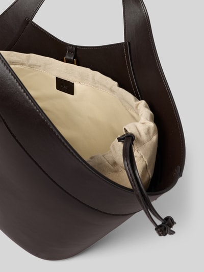 Produktfoto, Handtasche mit verstellbaren Tragehenkeln von Mango in Dunkelbraun mit hellem Innenfach, Hakenverschluss und Tunnelzug, Breite 49 cm, Länge 25 cm, Tiefe 14 cm, Schulterriemen 44 cm, Hauptfach mit Innenfach.