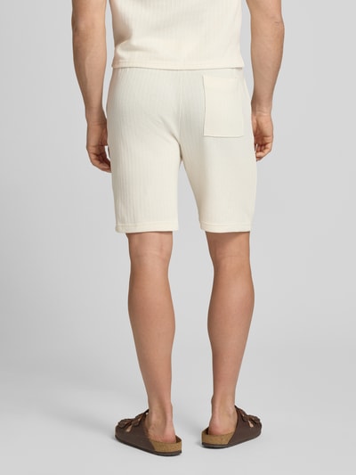 Männermodel trägt Regular Fit Bermudas aus strukturiertem Material Modell 'TREY LIFE' von Only & Sons, Optik: Unifarben, Ganzkörperansicht Rückansicht.