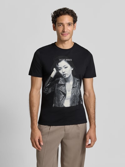 Männermodel trägt Regular Fit T-Shirt aus reiner Escorial-Wolle von Antony Morato, Rundhalsausschnitt, Label-Print, Ganzkörperansicht von vorne.