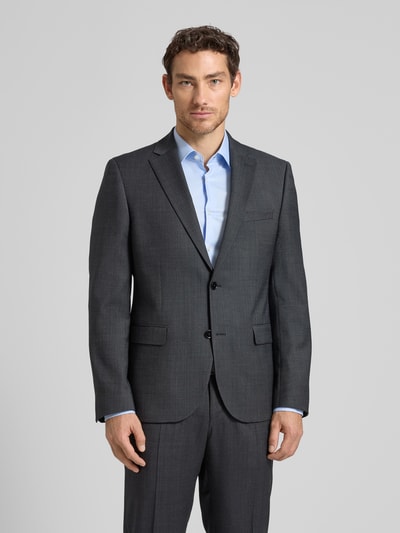 Männermodel trägt Regular Fit Anzug mit 2-Knopf-Sakko von bugatti in dunklem Material-Mix mit Schurwoll-Anteil, Ganzkörperansicht von vorne. Anzughose mit Bügelfalten, Reverskragen, Pattentaschen, Bundweite bei Größe 50: 45 cm, Rückenlänge: 74 cm, Schulterbreite: 45 cm, Ärmellänge: 67 cm, Innenbeinlänge: 82 cm.