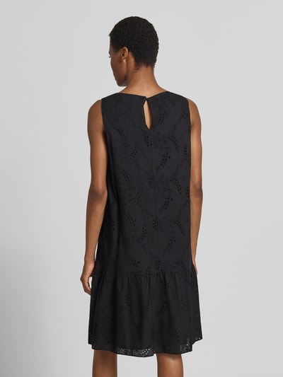 Frauenmodel trägt A-Linien Freizeitkleid aus reiner Baumwolle von s.Oliver BLACK LABEL in Schwarz mit Lochmuster, Ganzkörperansicht Rückansicht.