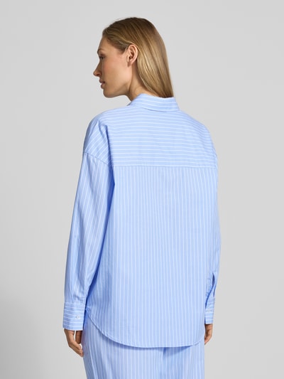 Frauenmodel trägt Regular Fit Hemdbluse mit Kentkragen von Fynch-Hatton, hellblau mit weißen Streifen, Rückenlänge 71 cm, Sportmanschetten, Ganzkörperansicht Rückansicht.