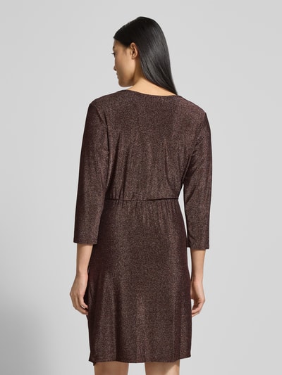 Modelka nosi połyskującą, brązową sukienkę do kolan z dekoltem w serek, A-linia, ZABAIONE Knielanges Kleid mit V-Ausschnitt Modell 'Ji44niaa', materiał elastyczny, widok całej sylwetki z tyłu.