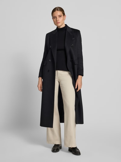 Frauenmodel trägt Regular Fit Langarmshirt aus reiner Baumwolle von s.Oliver RED LABEL in Schwarz, kombiniert mit hellen Stoffhosen, Ganzkörperansicht von vorne.