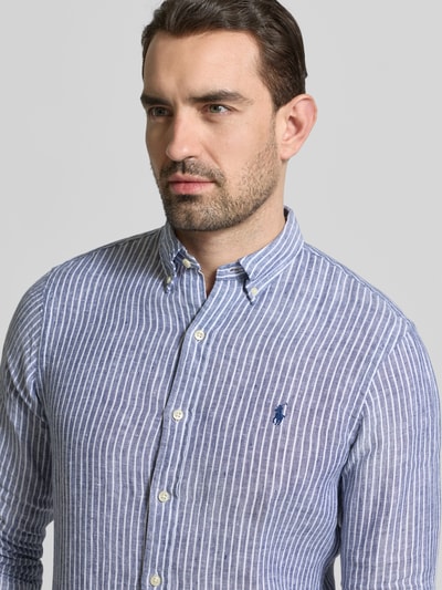 Mannelijk model draagt Slim Fit Freizeithemd aus reinem Leinen van Polo Ralph Lauren, meerkleurig gestreept, logo detail, puur linnen, close-up bovenlichaam
