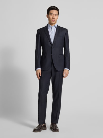 Męski model nosi Regular Fit Businesshemd aus Baumwolle mit Kentkragen od OLYMP, koszula biznesowa z bawełny, krój regular fit, kołnierzyk typu kent, listwa guzikowa, długość tyłu 81 cm, szerokość ramion 47 cm, długość rękawów 66 cm, widok całej sylwetki z przodu.