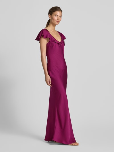 Frauenmodel trägt Fließendes Abendkleid aus Satin Modell 'RITA' von Vero Moda, Optik: Unifarben, Passform: fließend, Maxi-Länge, U-Ausschnitt, Applikation: Satin-Rose, Trägerform: schmale Träger mit Frill, Materialverarbeitung: Satin, Ganzkörperansicht von vorne.