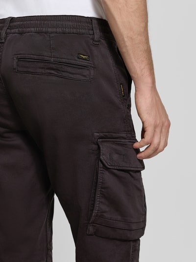 Männermodel trägt Cargohose mit Pattentaschen Modell 'EXPEDIZOR' von PME Legend, dunkler Stoff, sichtbare Taschen, Detailaufnahme Rückansicht.
