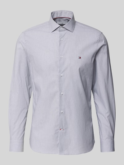Produktfoto, Slim Fit Businesshemd aus Baumwoll-Mix von Tommy Hilfiger, efekt: wzór w paski, kołnierzyk typu kent, listwa guzikowa na całej długości, wyhaftowane logo, długi rękaw z mankietami na 1 guzik, regulacja szerokości, okrągły dół, mieszanka bawełny