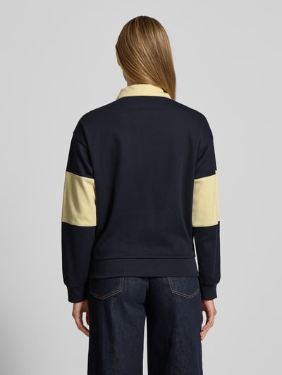 Kobiece model prezentuje Sweatshirt mit Polokragen und Label-Stitching od Gant, bawełna, relaxed fit, widok całej sylwetki od tyłu.