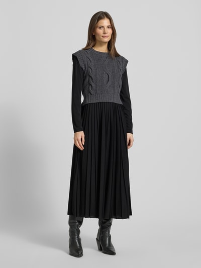 Vrouwenmodel draagt maxi-freizeitkleid im set met strick-pullunder aus schurwolle Modell 'EBRO' van Weekend Max Mara, uni zwart en grijs, loose fit, chiffon en plissé, voorkant, hele lichaam.