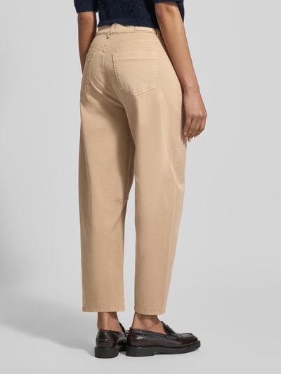 Vrouwenmodel draagt barrel fit broek met steekzakken model 'MICKI' van SEDUCTIVE, lyocellmix met katoen, neutraal beige, binnenbeenlengte 68 cm, bandwijdte maat 36, volledige lichaamsaanzicht achteraan.