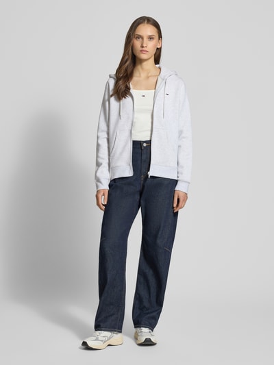 Frauenmodel trägt Regular Fit Trägertop aus Baumwoll-Mix von Tommy Jeans in Unifarben mit Logo-Stitching, Ganzkörperansicht von vorne.
