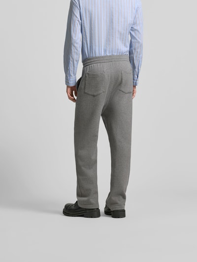 Männermodel trägt Wide Fit Sweathose mit Kaschmir-Anteil von Officine Générale in Grau, Strick-Optik, Rückansicht Ganzkörperansicht.