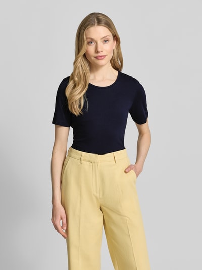 Frauenmodel trägt T-Shirt mit Rundhalsausschnitt von Christian Berg Woman in Dunkelblau, reine Baumwolle, Regular Fit, 1/2-Arm, Nahaufnahme Oberkörper.