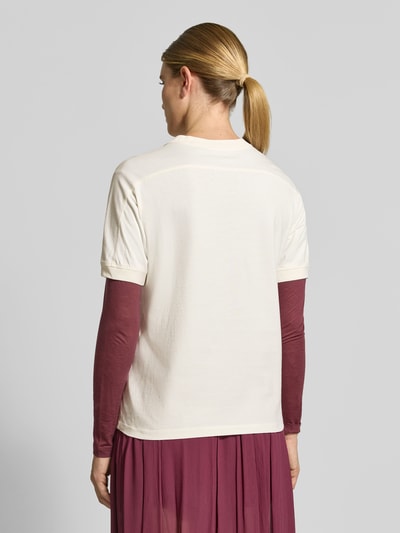 Frauenmodel trägt Regular Fit T-Shirt aus reiner Baumwolle von Anine Bing mit Logo-Print und Rundhalsausschnitt, Rückansicht, Rückenlänge 56 cm bei Größe S.