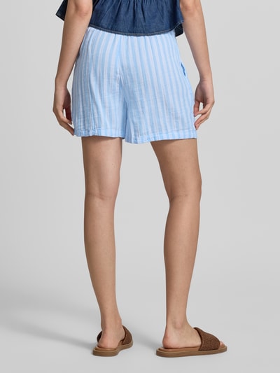 Frauenmodel trägt Regular Fit Shorts aus reiner Baumwolle Modell 'THYRA' von Only in Two-Tone-Optik mit Streifenmuster, Ganzkörperansicht Rückansicht.