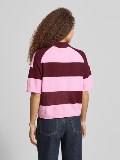Frauenmodel trägt Regular Fit Poloshirt aus Baumwoll-Mix von Marc O'Polo Denim, Optik:Allover-Muster, Blockstreifen-Muster, Materialverarbeitung: Frottee, Farben: Pink und Dunkelrot, Ganzkörperansicht Rückansicht.