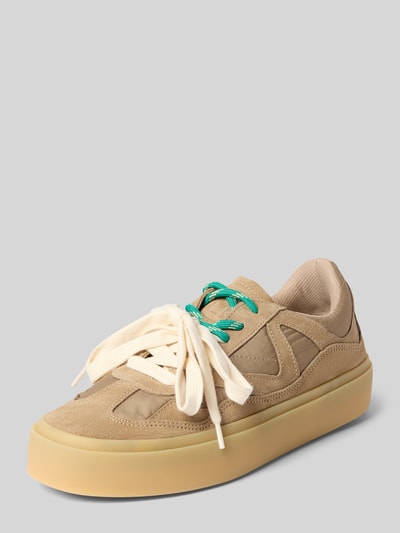 Productfoto, Sneaker aus Leder Modell 'LYNN' van INUIKII, dames sneakers van echt leer met afgeronde punt, vetersluiting, rubberzool, hakhoogte maat 40: 3 cm, schachthoogte maat 40: 7 cm, schachtbreedte maat 40: 7 cm, beige tinten, lichte zool, zachte textuur.