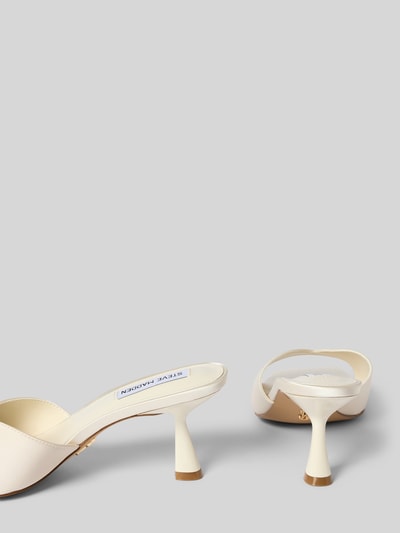 Produktfoto, Pantolette mit Trichterabsatz Modell 'Ivie' von Steve Madden, błyszczący design, otwarta pięta, trójkątny obcas 7 cm, gładka podeszwa, kremowy kolor, kwadratowy kształt przodu