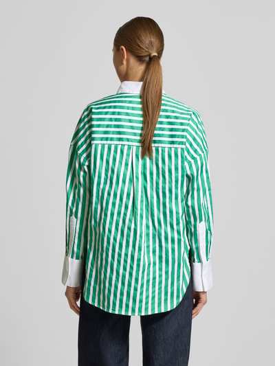 Frauenmodel trägt Regular Fit Hemdbluse mit abgerundetem Saum von Christian Berg Woman, grün-weiß gestreift, Baumwolle, Rückansicht.