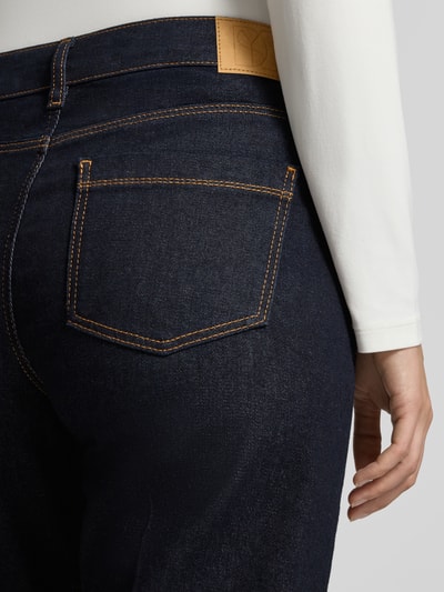 Frauenmodel trägt Jeans mit Bügelfalten Modell 'Carie' von someday., dunkles Blau, gelbe Nähte, mieszanka bawełny, detal tylnej kieszeni, Nahaufnahme biodra