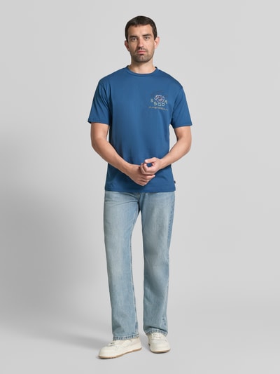 Mannelijk model draagt T-Shirt met Label-Print en Rundhalsausschnitt van Scotch & Soda, puur katoen, regular fit, ruglengte maat M 72 cm, Ganzkörperansicht van voren.