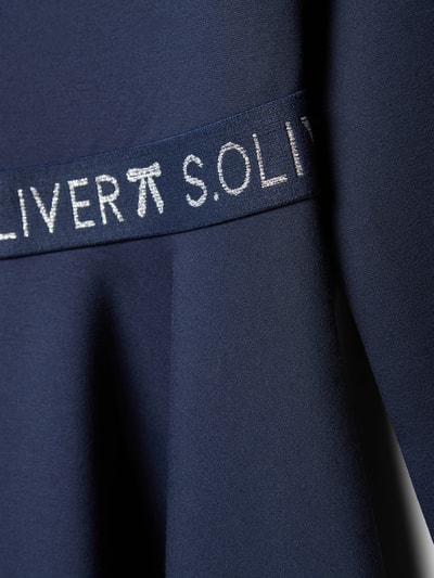 Mädchen trägt Tailliertes Freizeitkleid aus Viskose-Mix von s.Oliver RED LABEL, Optik: Unifarben, Label-Print, Detailaufnahme.