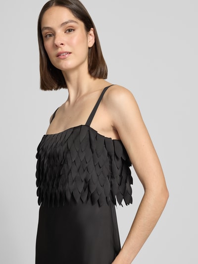 Frauenmodel trägt Midi-Trägerkleid mit Laser-Cut-Formen Modell 'DALASER' von BOSS in Schwarz, Satin, Regular Fit, Nahaufnahme Oberkörper.