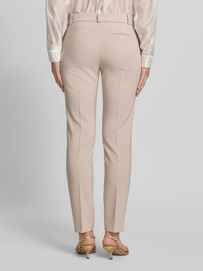 Frauenmodel trägt Stoffhose mit Bügelfalte Modell 'REWI' von Rinascimento, Slim Fit, Beige, glatte Textur, Rückansicht Ganzkörperansicht.