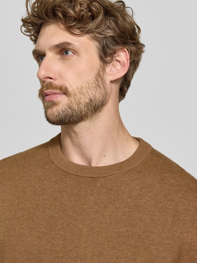 Männermodel trägt Strickpullover aus Baumwoll-Kaschmir-Mix mit Rundhalsausschnitt von MCNEAL, braune Farbe, Nahaufnahme Oberkörper, Regular Fit, KI-modifiziertes Bild.