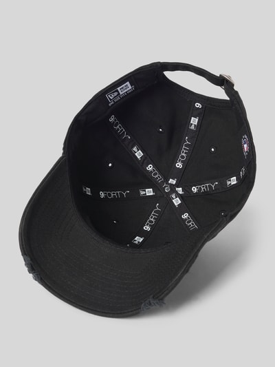 Produktfoto, schwarze Basecap aus reiner Baumwolle Modell '9FORTY®' von New Era, verstärkter Schirm, Distressed-Look, sichtbares Label-Detail