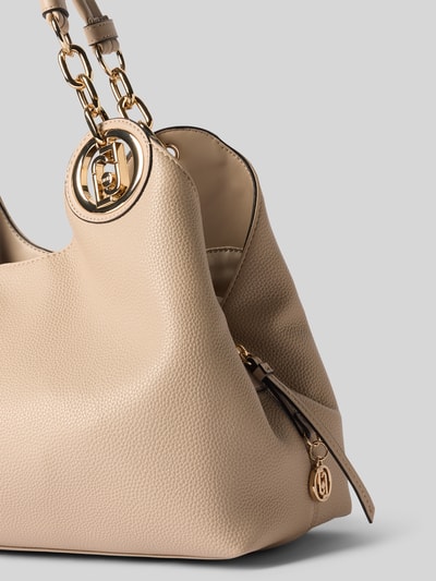 Produktfoto, Handtasche mit Magnetverschluss und Tragehenkel von Liu Jo White, beige strukturiertes Kunstleder, Label-Detail, Hauptfach, Reißverschlussfach, Breite 39 cm, Länge 29 cm, Tiefe 16 cm, Länge Schulterriemen 45 cm.