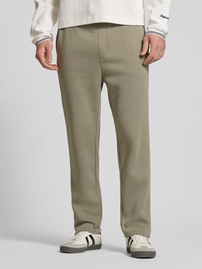 Männermodel trägt Sweatpants mit Baumwoll-Anteil Modell 'KANE BRADLEY' von JACK & JONES in Gerade Passform, Eingrifftaschen, Ganzkörperansicht von vorne.