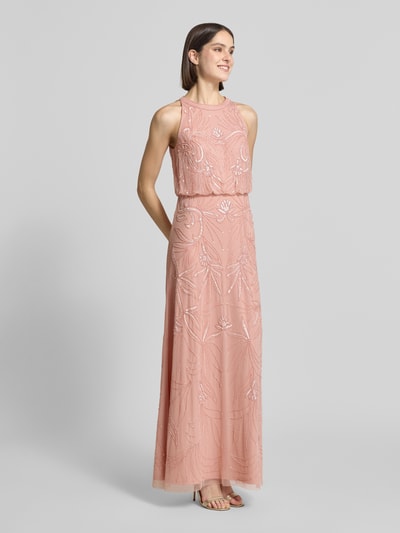 Frauenmodel trägt Regular Fit Abendkleid mit floralem Allover-Stitching von Adrianna Papell in Rosa mit Ziersteinbesatz, Rundhalsausschnitt, Ärmelloses-Design und Reißverschluss, florale Textur, Rückenlänge bei Größe 36: 150 cm, Brustweite bei Größe 36: 42 cm, Ganzkörperansicht von vorne.