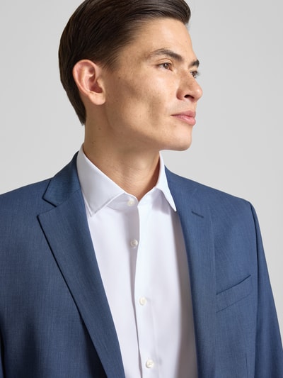 Männermodel draagt Slim Fit Businesshemd met extra langem arm van Jake*s, materiaalmix met stretch, kentkraag, knoopsluiting, nahaufnahme bovenlichaam.