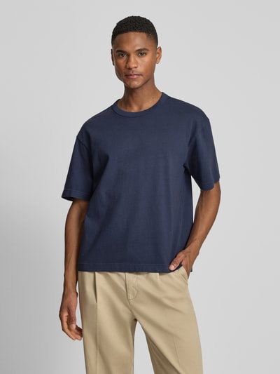 Männermodel trägt Cropped T-Shirt mit Rundhalsausschnitt von GAP, dunkelblau, reine Baumwolle, lockere Passform, Ganzkörperansicht von vorne.
