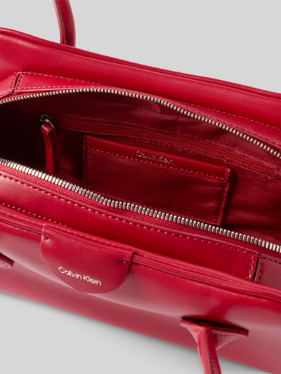 Produktfoto, Henkeltasche mit Label-Prägung Modell 'EMBLEM TRIO SHOULDER BAG' von CK Calvin Klein, rote Glattlederoptik, Damen Henkeltasche