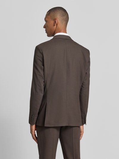 Männermodel trägt dunkelbraunes Slim Fit Sakko mit Woll-Anteil Modell 'SLIM-NEIL' von Selected, glatte Struktur, Ganzkörperansicht Rückansicht.