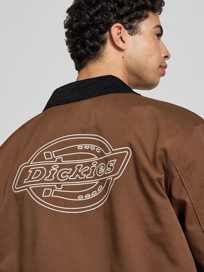 Männermodel trägt Jacke mit Umlegekragen und Label-Detail von Dickies in bruin, materiaalmix met katoen, regular fit, detailopname rug. Ruglengte maat M 75 cm, schouderbreedte 47 cm, borstwijdte 64 cm, mouwlengte 66 cm.