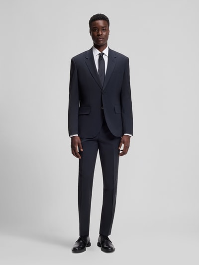 Männermodel trägt Slim Fit Anzughose aus Woll-Mix Modell 'HESTEN' von HUGO in Melangeoptik, Bügelfalten, Ganzkörperansicht von vorne.