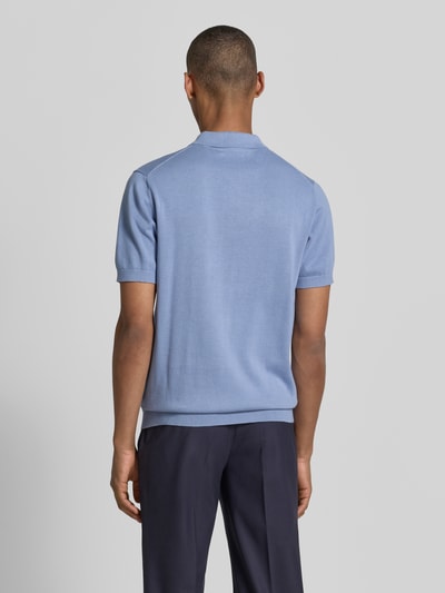 Männermodel trägt Regular Fit Poloshirt in Strick-Optik von Christian Berg Men aus Reine Baumwolle, Kurzärmelig, Polokragen, Rückenlänge 63 cm, Ärmellänge 23 cm, elastische Abschlüsse, Ganzkörperansicht Rückansicht.