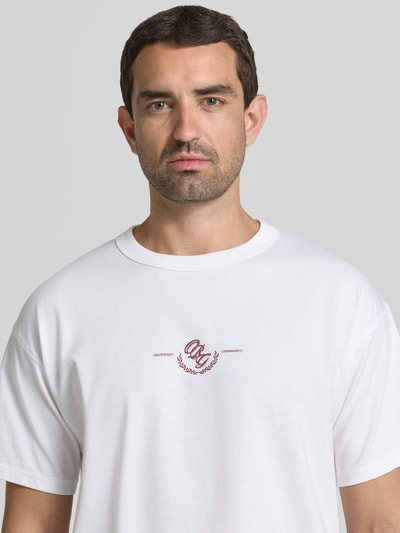 Männermodel trägt Regular Fit T-Shirt mit überschnittenen Schultern von JACK & JONES, Baumwoll-Mix, Rundhalsausschnitt, Nahaufnahme Oberkörper.