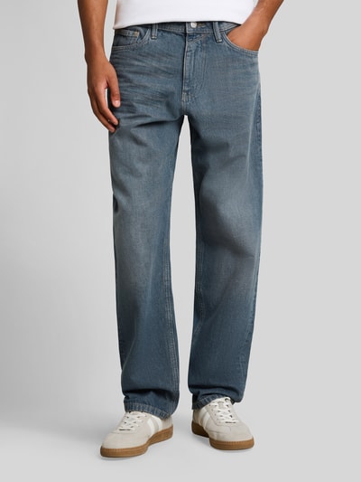 Männermodel trägt Relaxed Fit Jeans aus reiner Baumwolle Modell 'TTWAYLEN' von Tom Tailor Denim in Mittelblau, Nahaufnahme Unterkörper, Herren Relaxed Fit Jeans von Tom Tailor Denim.